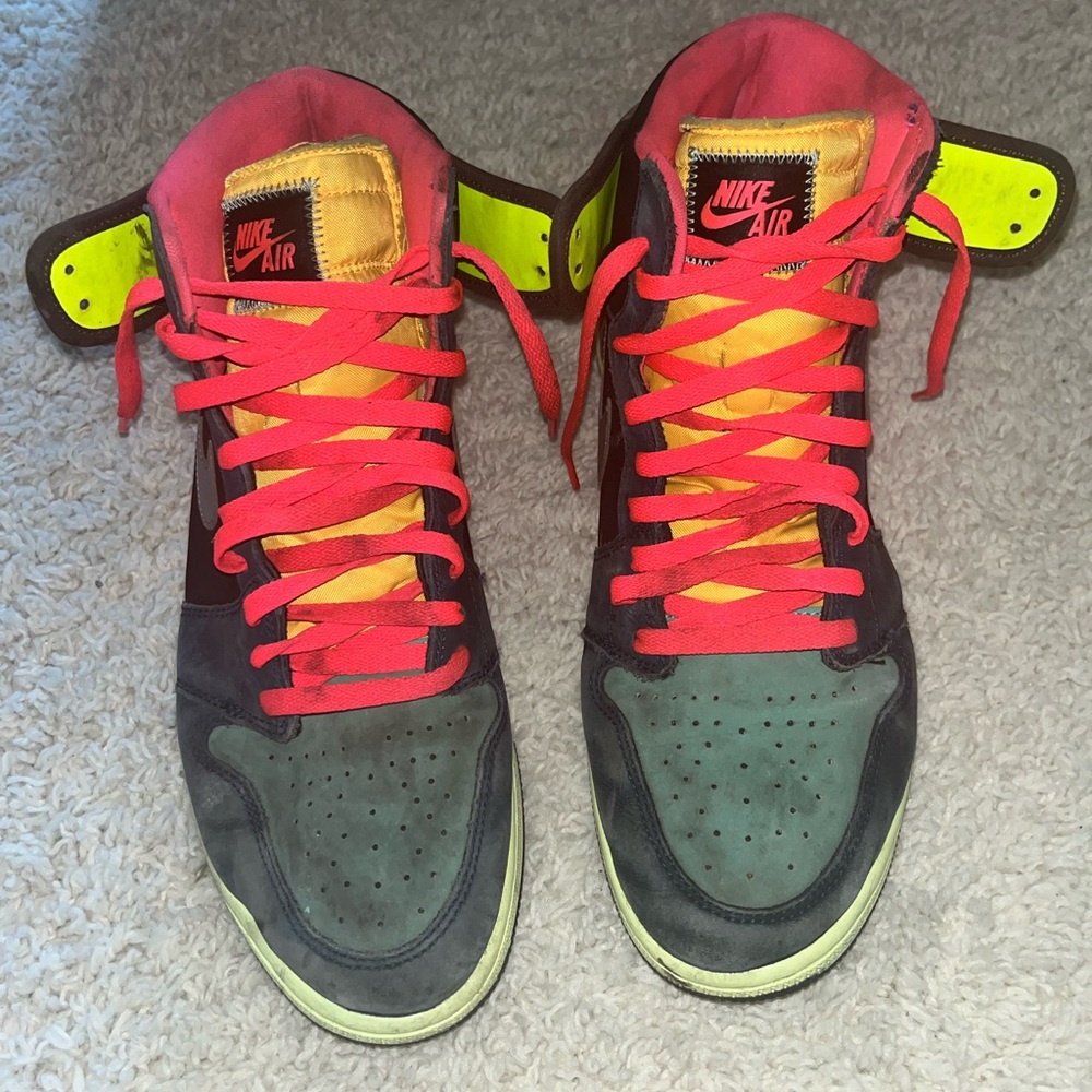 - Nike Air Jordan 1 Mid SE